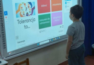 Dzieci wskazują słowa określające Tolerancję.