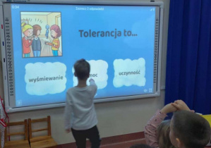 Dzieci wskazują słowa określające Tolerancję.