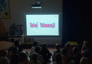 Przedszkolaki oglądają film edukacyjny o Tolerancji.