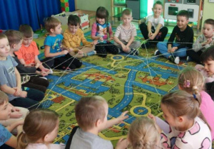 Dzieci biorą udział w zabawie integracyjnej-Nasza grupa.