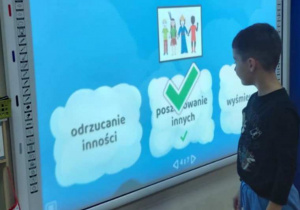 Dzieci wskazują słowa określające Tolerancję.