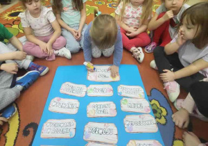 Motylki tworzą plakat Praw Dziecka.