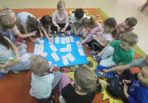 Motylki tworzą plakat Praw Dziecka.