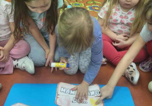 Motylki tworzą plakat Praw Dziecka.