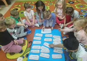 Motylki tworzą plakat Praw Dziecka.