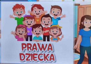 Dzieci oglądają prezentację o Prawach Dziecka.