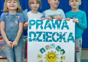 Żabki stworzyły plakat z Prawami Dziecka.