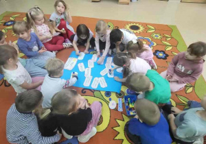 Motylki tworzą plakat Praw Dziecka.