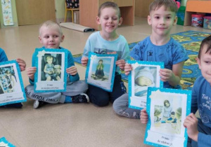 Żabki prezentują poznane Prawa Dziecka.