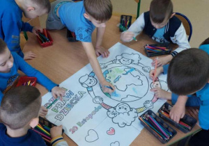 Żabki kolorują plakat Praw Dziecka.