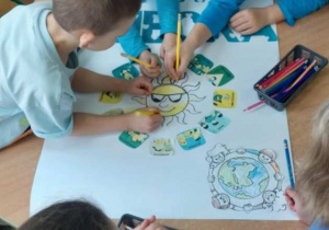 Żabki przyklejają Prawa Dziecka.