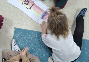 Dziewczynki układają puzzle.