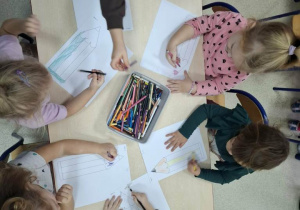 Dzieci kolorują kolorowanki.