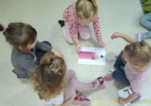 Dzieci układają puzzle.