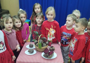 Przedszkolaki prezentują przyniesione buraki.
