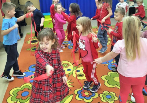 Dzieci uczestniczą w zabawie muzyczno-ruchowej.