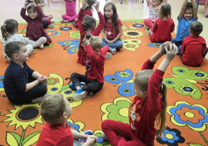 Dzieci uczestniczą w zabawie z użyciem buraka.