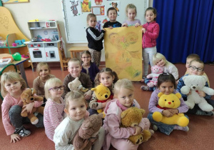 Wiewiórki prezentują swojego namalowanego misia.