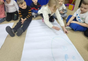 Motylki rysują misia.