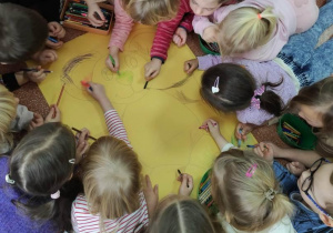 Wiewiórki rysują misia.