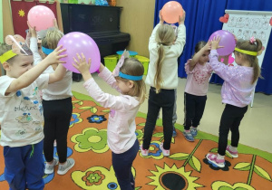 Dzieci tańczą z balonami do misiowej piosenki.