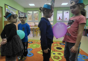 Dzieci tańczą z balonami do misiowej piosenki.