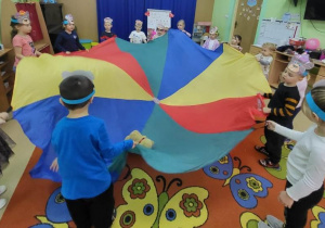 Zabawy z chustą animacyjną.