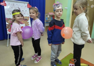 Dzieci tańczą z balonami do misiowej piosenki.