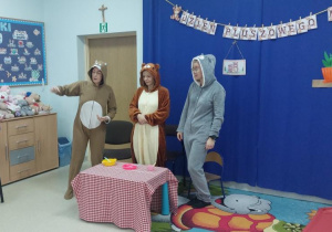 Inscenizacja bajki-Złotowłosa i trzy misie w wykonaniu nauczycielek.