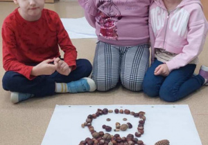 Żabki prezentują misia z darów natury.