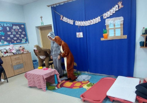 Inscenizacja w wykonaniu nauczycielek do bajki Złotowłosa i trzy misie.