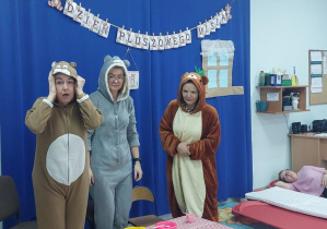 Inscenizacja w wykonaniu nauczycielek do bajki Złotowłosa i trzy misie.