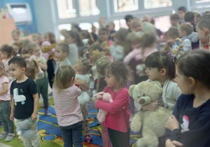 Zabawa muzyczno-ruchowa z misiami.