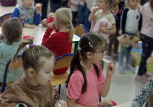 Dzieci degustują przysmak misia-miodek.