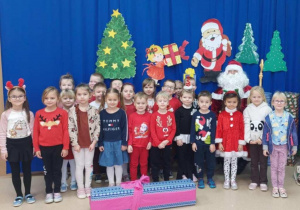 Pamiątkowe zdjęcie grupy Wiewiórki z Mikołajem