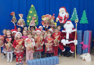 Pamiątkowe zdjęcie grupy Motylki z Mikołajem