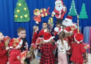 Motylki przytulają Mikołaja