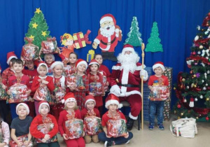 Pamiątkowe zdjęcie grupy Żabki z Mikołajem