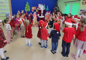 Przedszkolaki tańczą z Mikołajem