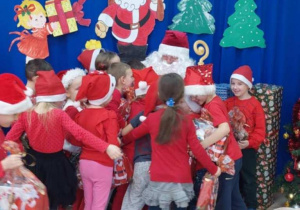 Żabki przytulają Mikołaja