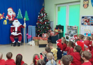 Dzieci witają Mikołaja piosenkami