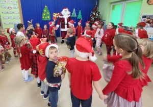 Przedszkolaki tańczą z Mikołajem