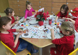 Motylki kolorują bombki