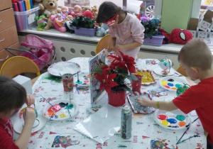 Żabki ozdabiają bombki