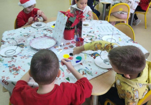 Motylki dekorują bombki