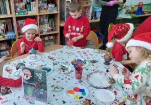 Żabki kolorują bombki