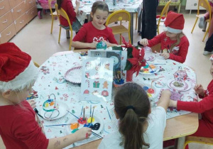 Żabki kolorują bombki