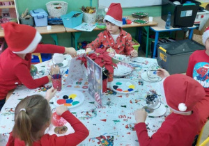 Żabki kolorują bombki