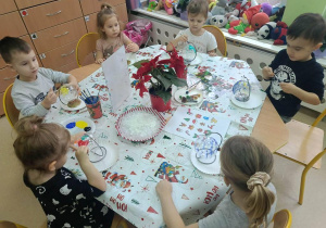 Rybki kolorują bombki