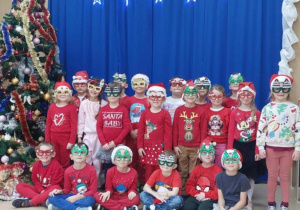 Żabki w świątecznych okularach